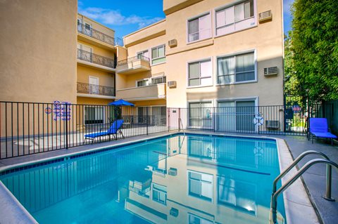 Apartment Building in Los Angeles Pool